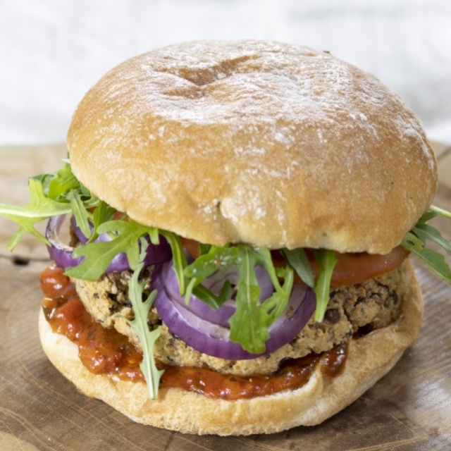 Linsenburger mit Paprika und Rucola